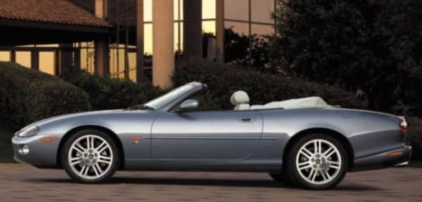 Това е модерна кола, вдъхновена от миналото, ако говорим за линиите на елегантния Jaguar Xk8, създаден през 1996 г. , за да замени вече остарелите Xj в горните ценови класове. Формите му са оформени от молива на Фъргюсън Полок , британски дизайнер, известен с подписването на първата пионерска концепция за модерен миниван.  По отношение на механичния профил автомобилът лежи на същата платформа като друг чистокръвен звяр под английския флаг - Aston Martin Db7. По онова време и двете марки са част от Ford.
 
Под изразения преден капак се крие чисто новият 4-литров V8 двигател  Aj-V8, способен да достави 290 к.с., или 370 при варианта XKR с компресор. Мощност, която расте допълнително с актуализацията от 2002 г.. Тогава работният обем е увеличен до 4,2 литра и конските сили съответно до 300 и 400 к.с. Между 1996 и 2005 г. 90 064 Jaguar Xk8 са напуснали завода в Ковънтри , по-голямата част от които (над 60 000) са били с отворен покрив. 